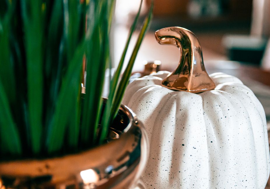 Gezellige handgemaakte herfstdecoraties met pompoenen. Gezellige handgemaakte herfstdecoraties met pompoenen.