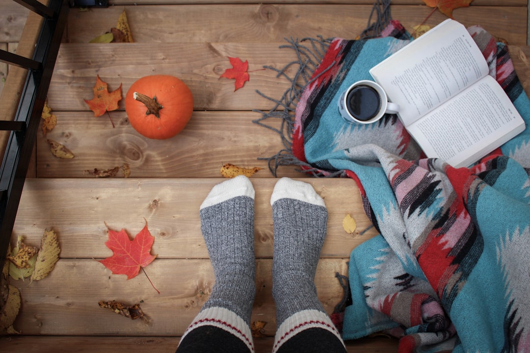 Kaarsen met herfstgeuren op een houten tafel.