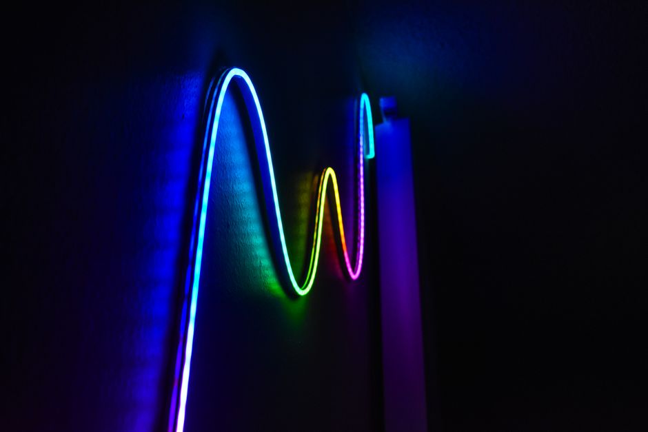 Moderne LED-lampen in een minimalistisch woonkamerontwerp.
