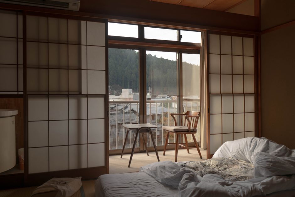 Zen-achtige slaapkamer met neutrale kleurenpalet. Zen-achtige slaapkamer met neutrale kleurenpalet.