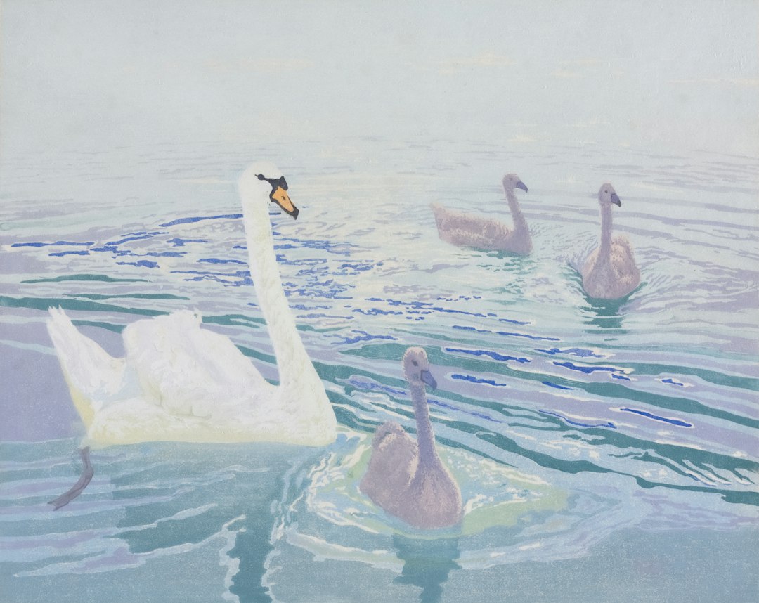 Zwaan met bladgoud versieringen en blauwe achtergrond. Zwaan met bladgoud versieringen en blauwe achtergrond.